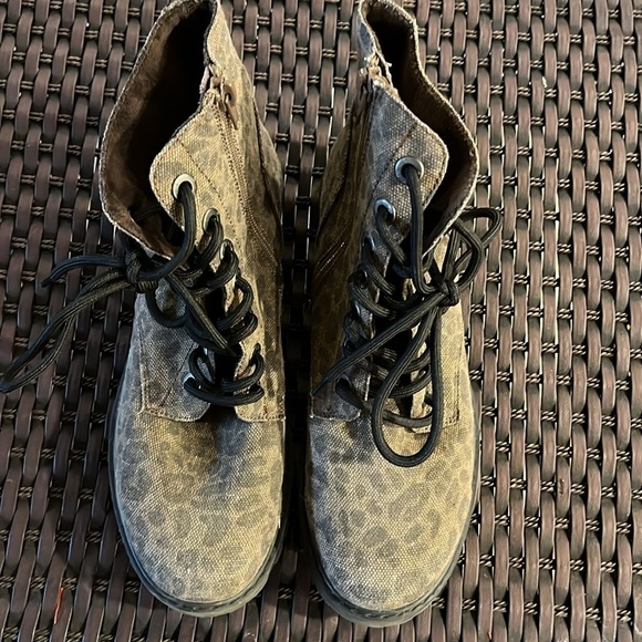 Blowfish Animal Print Cheetah Brown Combat Chunky Platform Boots Size 8 - Picture 6 of 11